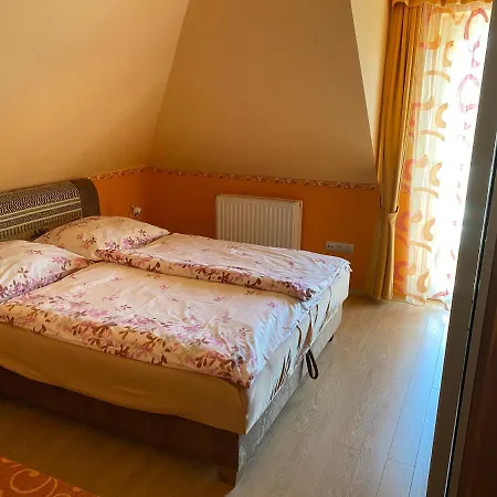 Panka Vendeghaz Emeleti Apartment *